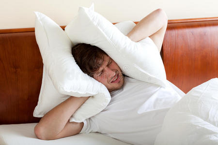 人因为噪音而睡不着照片