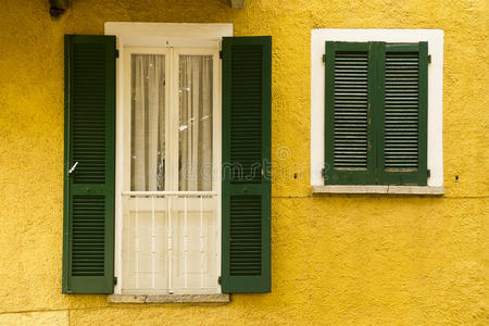 黄色正面绿色百叶窗，意大利瓦伦纳