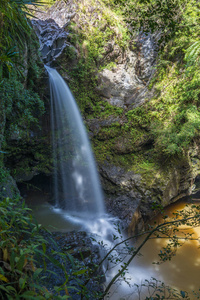 莫伊岛上一个风景优美的瀑布