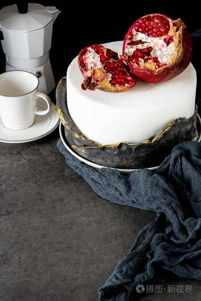 生日蛋糕儿童美味的甜点深色背景