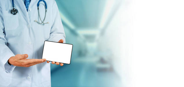 医生与病人协商使用数码平板电脑，并预留复制空间