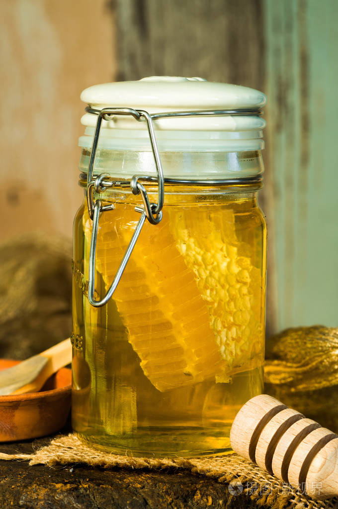 蜂蜜在罐子里与蜂蜜梳子里面
