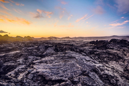 火山岩覆盖着熔岩和岩石。 风景如画的冰岛景观。