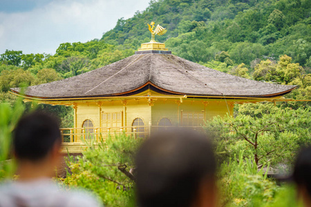 带模糊旅游头的金色亭子顶部图片