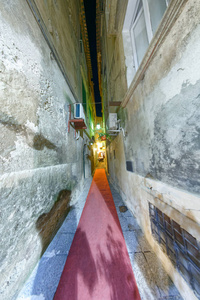 意大利中世纪小镇夜间狭窄的街道。