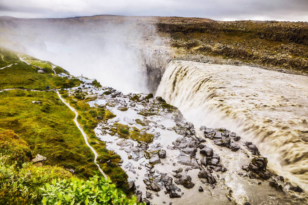 风景如画的山瀑布和冰岛的传统自然。