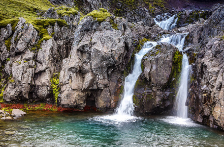 风景如画的山瀑布和冰岛的传统自然。