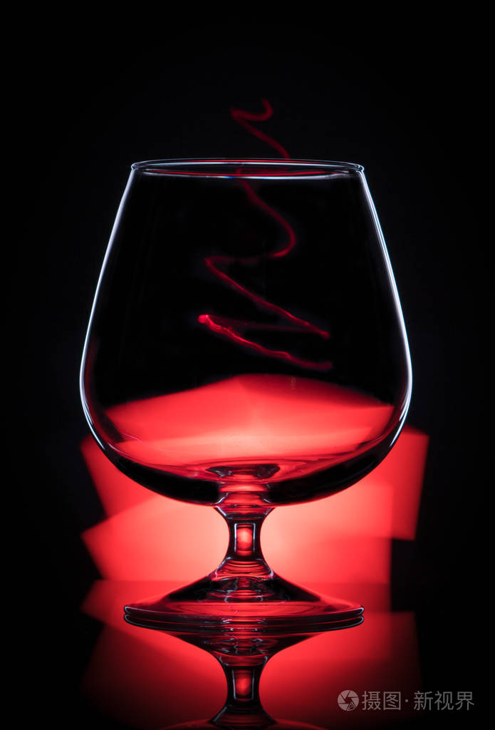 黑色背景上的酒杯