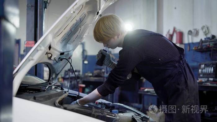 汽车修理厂技术员维修的侧面视图