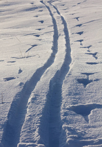 滑雪痕迹在雪地越野滑雪道雪冬的背景下。