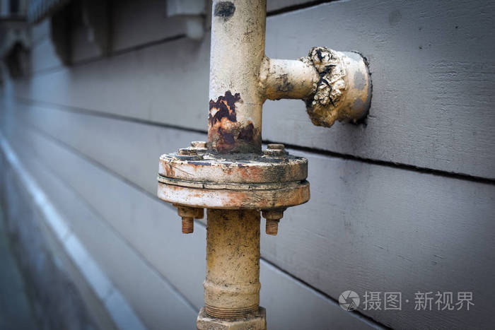 煤气管道在公寓楼.铁锈和下垂的颜色