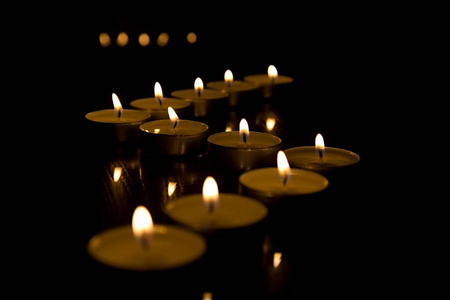 带有蜡烛的浪漫背景，在黑暗背景上点燃蜡烛。