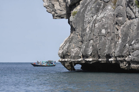 泰国MUKOHANGTHONG国家海洋公园，当地一艘木制渔船上的渔民