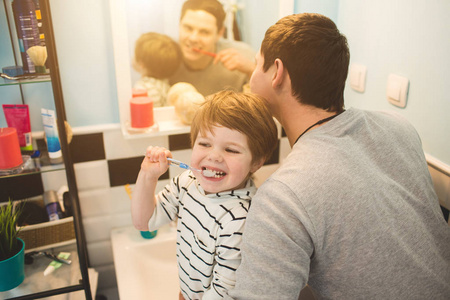 年轻的父亲与他的儿子刷牙