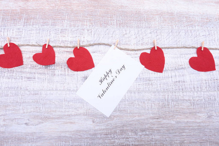 红色的心，在木制的背景。情人节贺卡。顶视图与副本空间
