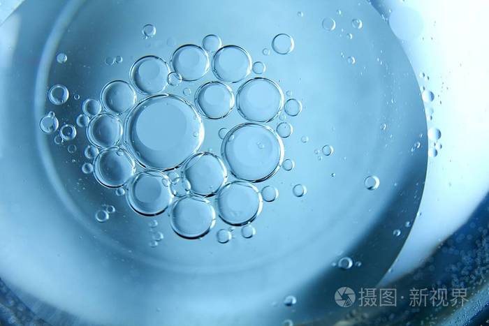 蓝色的水背景气泡和水中的车轮 照片 正版商用图片10x4v8 摄图新视界 蓝色的水背景气泡和水中的车轮 照片 正版商用图片10x4v8 摄图新视界
