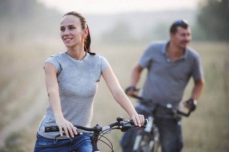 农村有自行车的幸福年轻夫妇