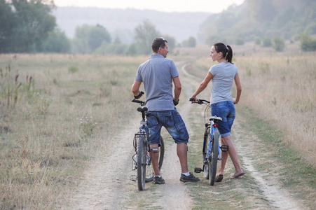 快乐与自行车在农村的年轻夫妇