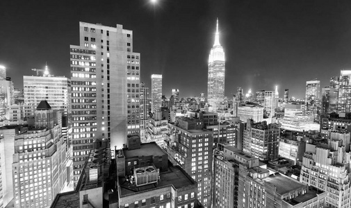 美国黑人和白人纽约市的夜空。