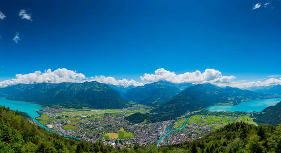 因特拉肯河谷和 Thunersee 河的美丽全景