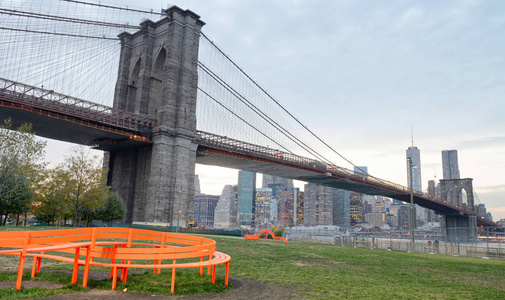 布鲁克林大桥和曼哈顿市中心日落纽约市。