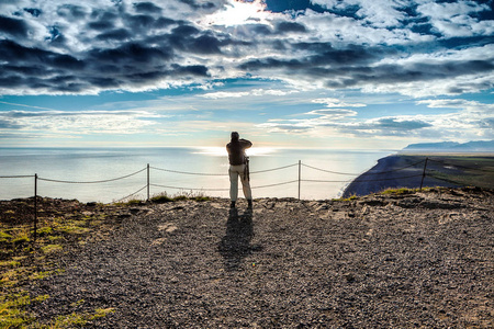 旅行者面对风景如画的冰岛景观。