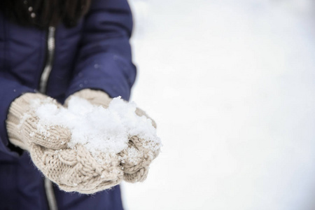 冬天的特写镜头里，女人手里拿着雪