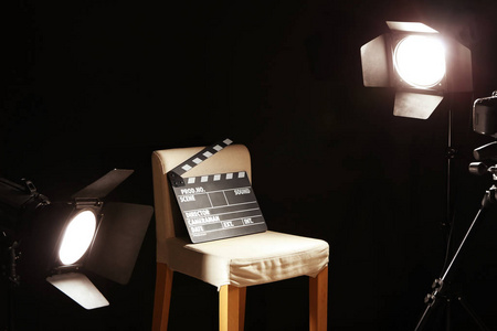 强光下拍摄人像导演的椅子与电影克拉珀在拍摄地点的聚光灯下照片