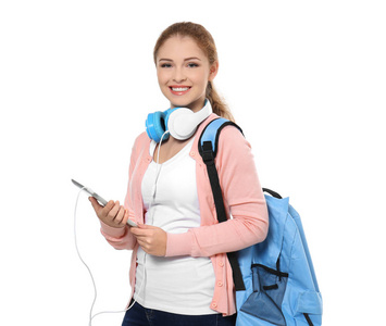 带背包耳机和平板电脑的青少年女孩被隔离在白色