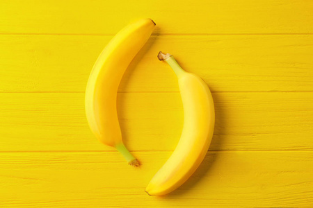 彩色木制背景的美味成熟香蕉