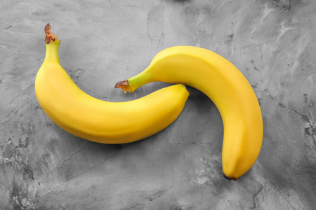 成熟香蕉在灰色纹理背景