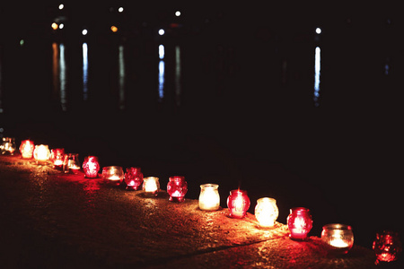 夜晚在户外燃烧着蜡烛的罐子图片