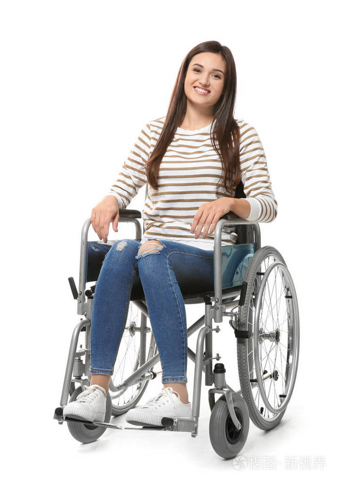 坐轮椅的年轻女子白色背景