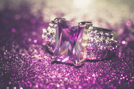 带紫色锆石复古银戒指