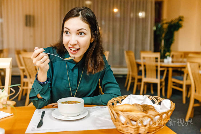 年轻女子在餐厅吃饭