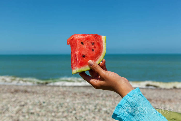 手拿西瓜抵海