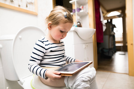 马桶小女孩图片