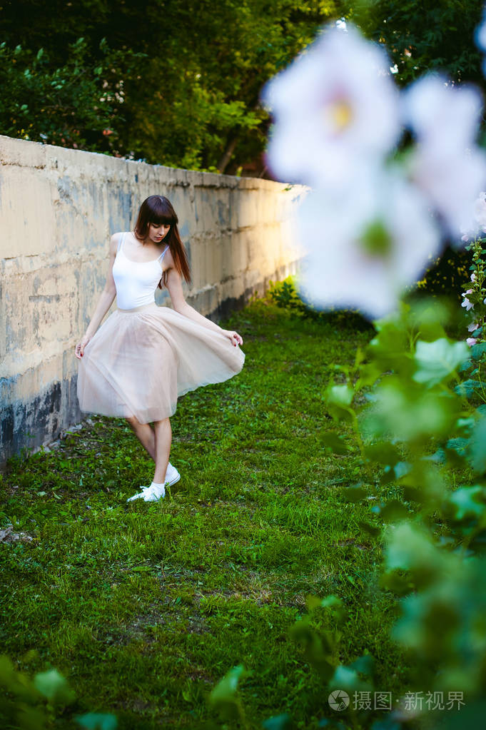 一个阳光明媚的夏日年轻漂亮的女人在街上走来走去