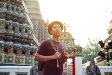 年轻亚洲旅行背包客在卧佛寺与印度启发