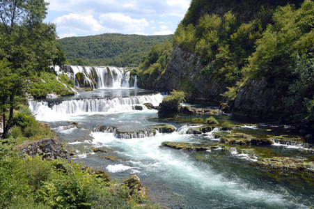 波斯尼亚和黑塞哥维那附近的乌纳河上的瀑布