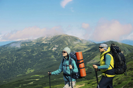 男子和女子徒步登山背包旅游运动李