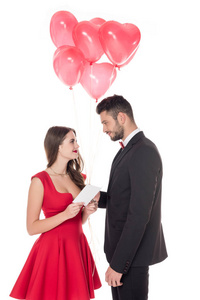 男朋友给女朋友赠送心形气球和信封，隔离在白色，情人节的概念