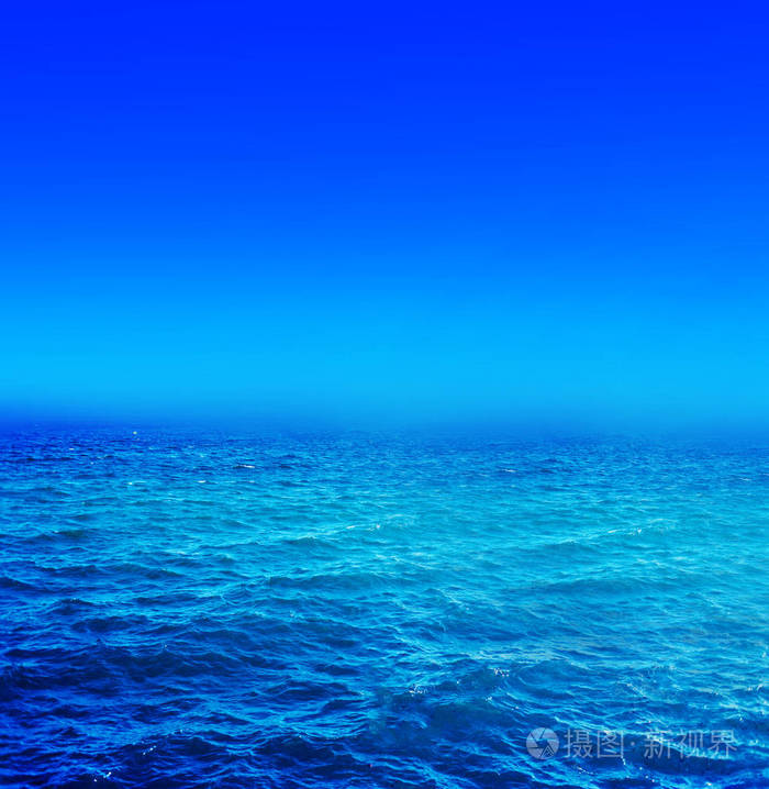 海浪的全景碧海蓝天阳光明媚的景色
