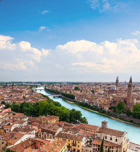 美丽的城市景观。鸟瞰维罗纳，意大利，威尼托地区..美丽阳光的全景，有文字空间。