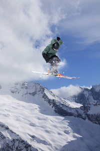 滑雪者在山中跳跃。极限滑雪运动。自由