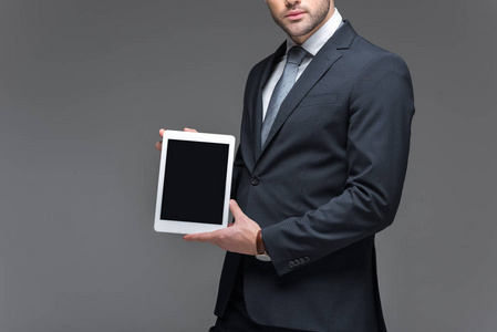 商人用灰色平板电脑展示数码平板电脑