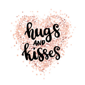 手绘报价拥抱和亲吻在一个粉红色的金色闪光的心脏上的时尚书法风格。 它可用于卡片杯小册子，海报，T恤，电话箱等。