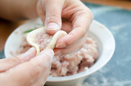 用肉制作美味自制饺子的过程