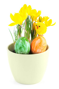 黄番红花花盆与复活节彩蛋在白色隔离 ba