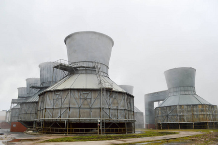 炼油厂石化化工厂水和雾中的大型冷却塔。 热交换设备。